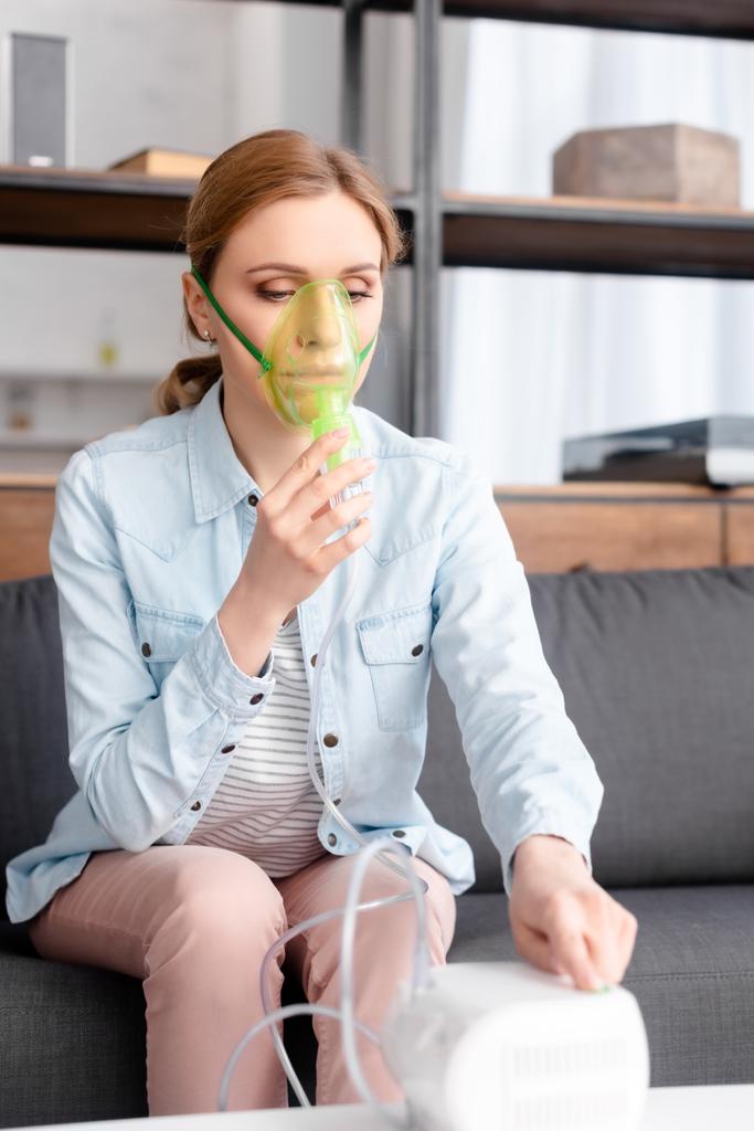 enfoque selectivo de la mujer enferma en máscara respiratoria utilizando inhalador de compresor
  - Foto, imagen