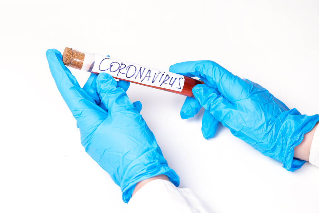 Коронавирус Covid 19 инфицированный образец крови в пробирке в руке ученого доктора биологической защиты одежды в коронавирусе ковид 19 исследовательской лаборатории
 - Фото, изображение