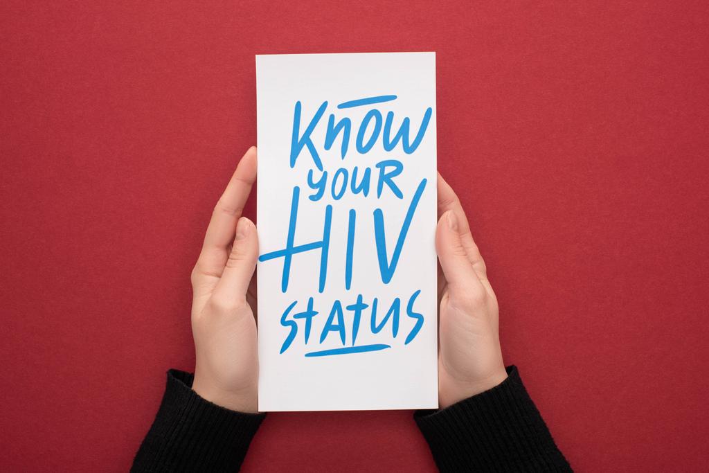 Kırmızıda HIV durumunuzu bilen kart tutan kadın görüntüsü - Fotoğraf, Görsel