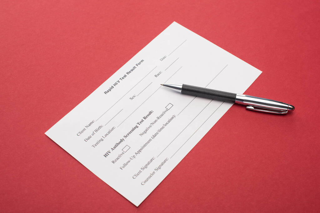 formulaire de résultat rapide du test VIH avec stylo sur fond rouge
 - Photo, image