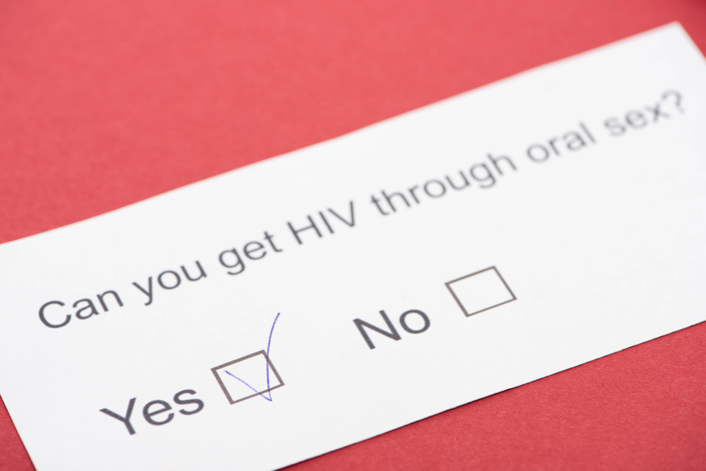  Papierkarte mit HIV-Fragebogen auf rotem Hintergrund - Foto, Bild