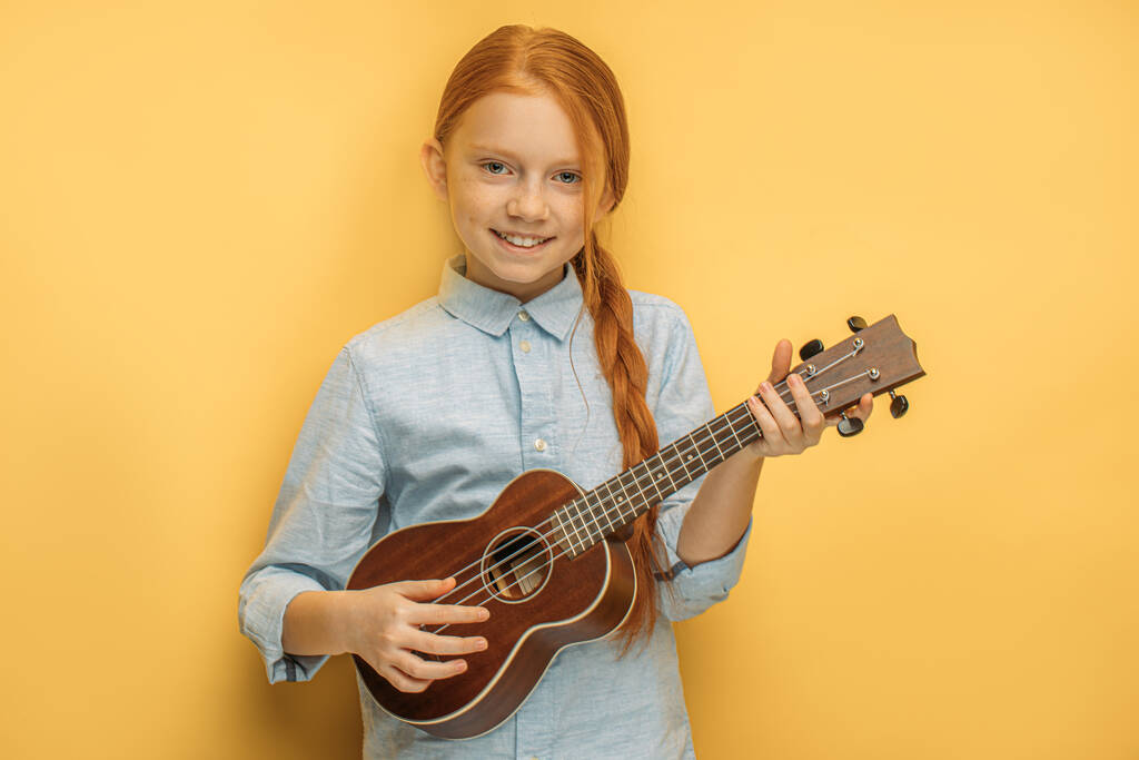 muotokuva kaunis valkoihoinen teini tyttö ukulele
 - Valokuva, kuva