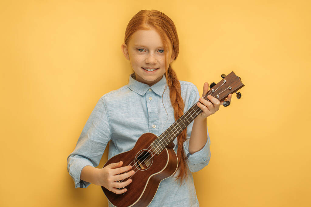 adorable fille apprend à jouer ukulele
 - Photo, image
