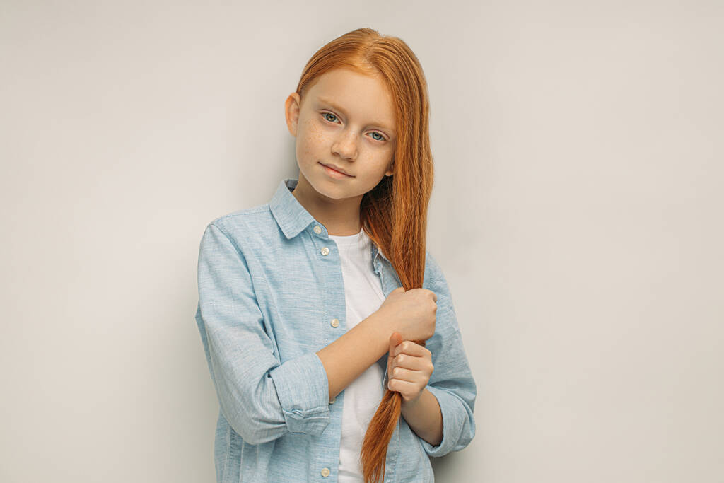 αξιολάτρευτο κορίτσι παιδί με μακριά κόκκινα μαλλιά - Φωτογραφία, εικόνα