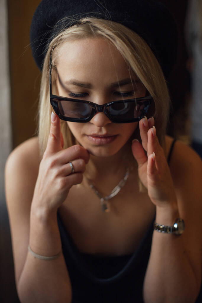 ritratto di una ragazza in nero e sunglasses.blonde ragazza in ristorante veste occhiali
 - Foto, immagini