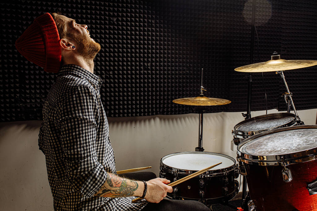 energiegeladener professioneller Schlagzeuger spielt am Schlagzeug - Foto, Bild