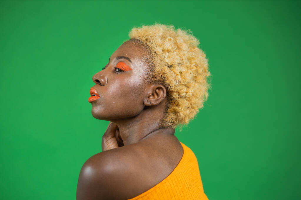 Πορτρέτο της όμορφης αφρικανικής νεαρής γυναίκας, της αφρικανικής αμερικανικής γυναίκας με κοντά φωτεινά μαλλιά, έννοια του υγιούς σώματος και την ισότητα των φυλών - Φωτογραφία, εικόνα