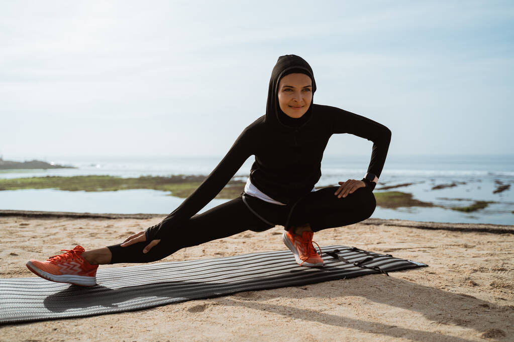 donna con abbigliamento sportivo musulmano stretching
 - Foto, immagini