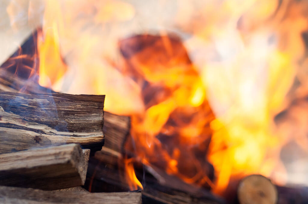 Hořící dřevo, oheň, dřevěné uhlí, gril. - Fotografie, Obrázek