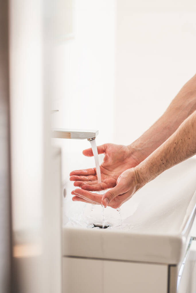 Πλύσιμο χεριών με σαπούνι στο μπάνιο για την πρόληψη της μόλυνσης, κλείστε - Φωτογραφία, εικόνα