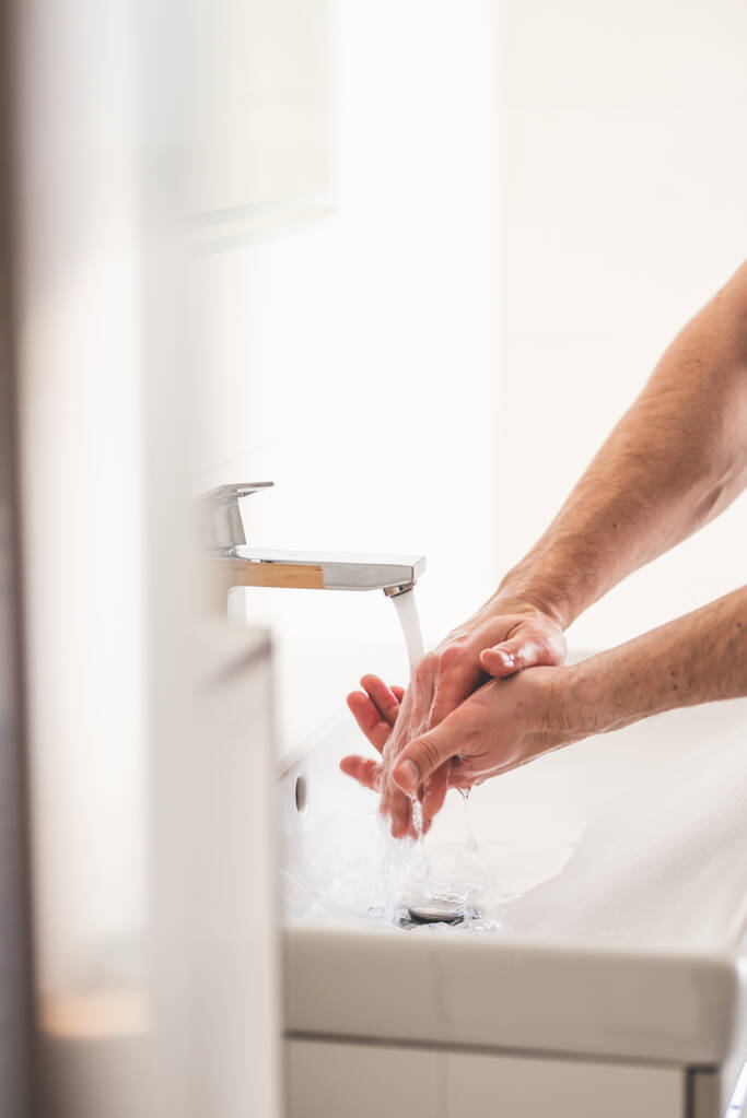 Käsi pesu saippualla kylpyhuoneessa saastumisen estämiseksi, lähikuva
 - Valokuva, kuva