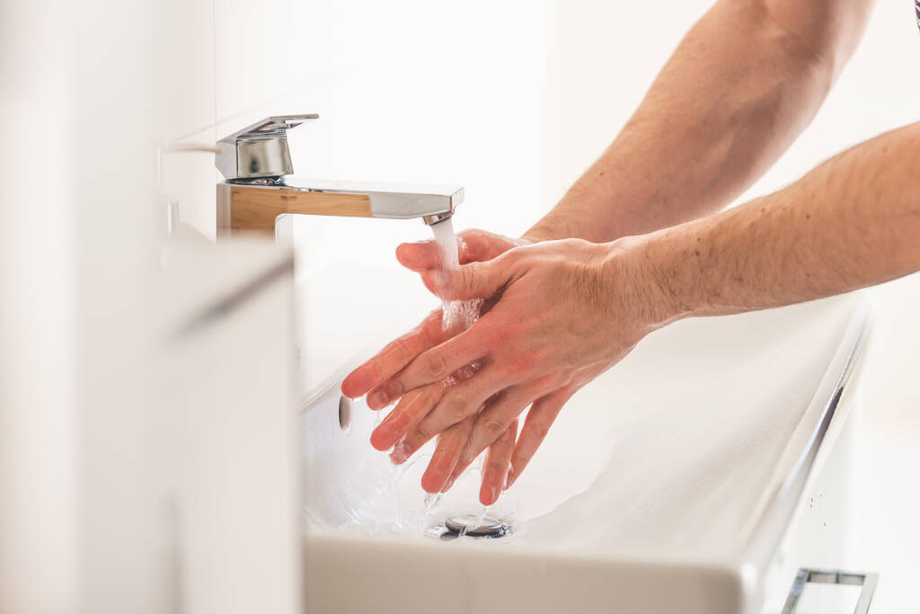 バスルームで石鹸で手を洗う汚染を防ぐために、閉じる - 写真・画像