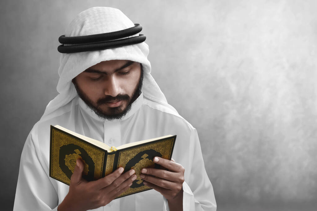 Vallásos arab muszlim férfi olvas szent Korán - Fotó, kép