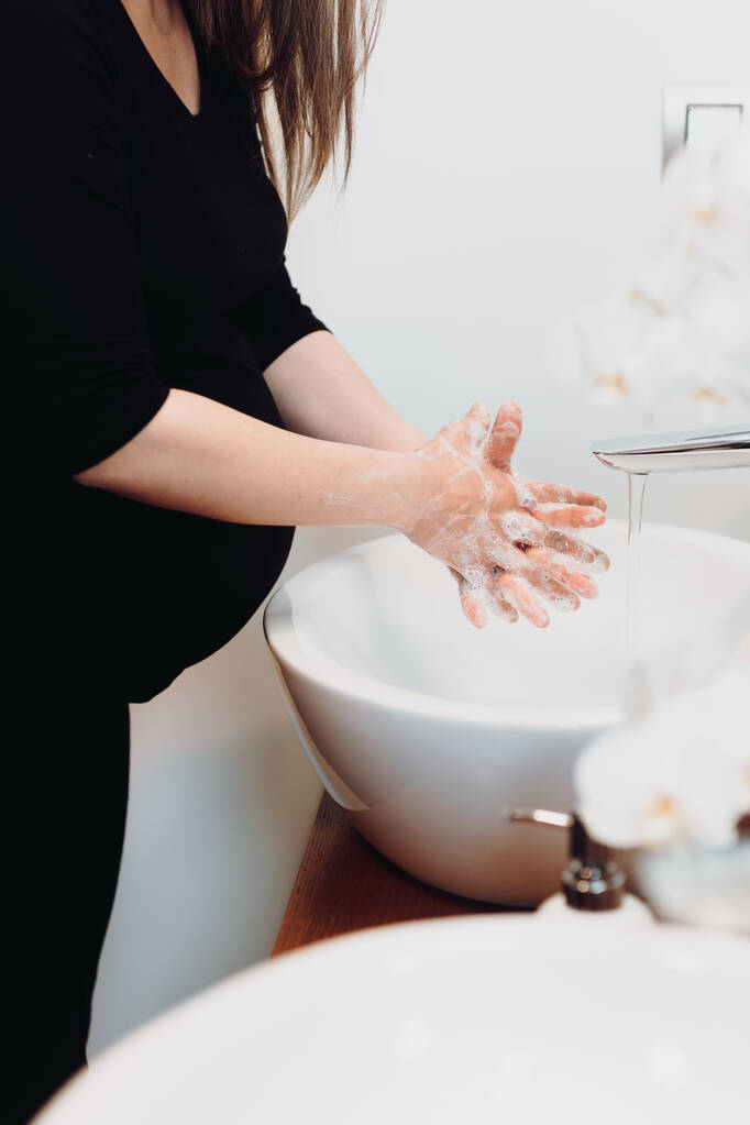 Terveydenhuollon käsite. Hygienia ja käsien desinfiointi kotona. raskaana oleva nainen, valkoihoiset
 - Valokuva, kuva