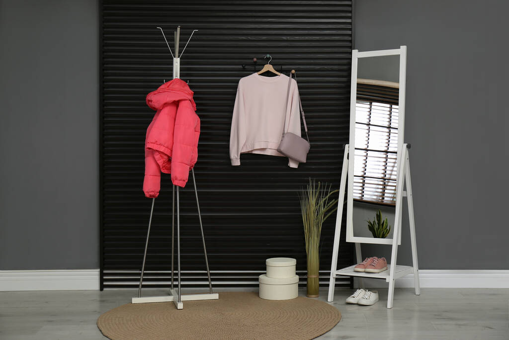 Інтер'єр коридору зі стильними меблями, одягом та аксесуарами
 - Фото, зображення