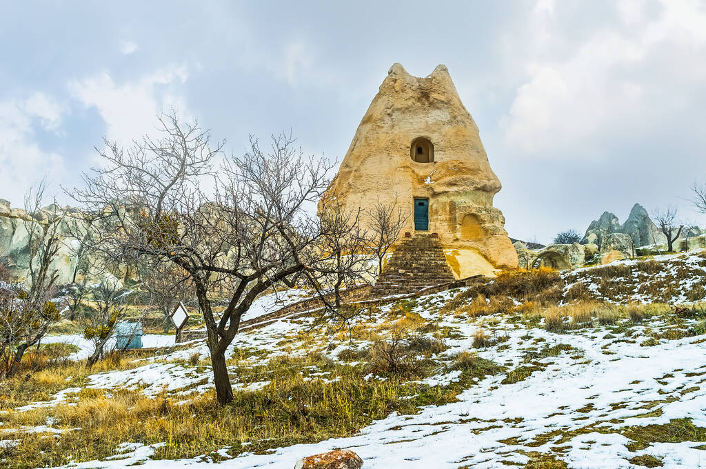 El Nazar Kilise az egyik sziklás templom, melyet Goreme-ben őriztek meg, és a török Cappadocia egyedülálló sziklái és sziklái között található. - Fotó, kép