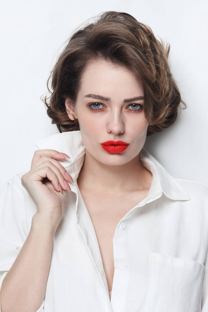 Jeune belle femme aux cheveux bouclés et aux lèvres rouges
 - Photo, image