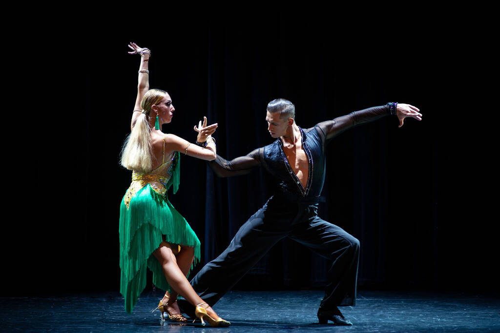 Coppia di ballerini che si esibiscono su sfondo nero isolato
 - Foto, immagini