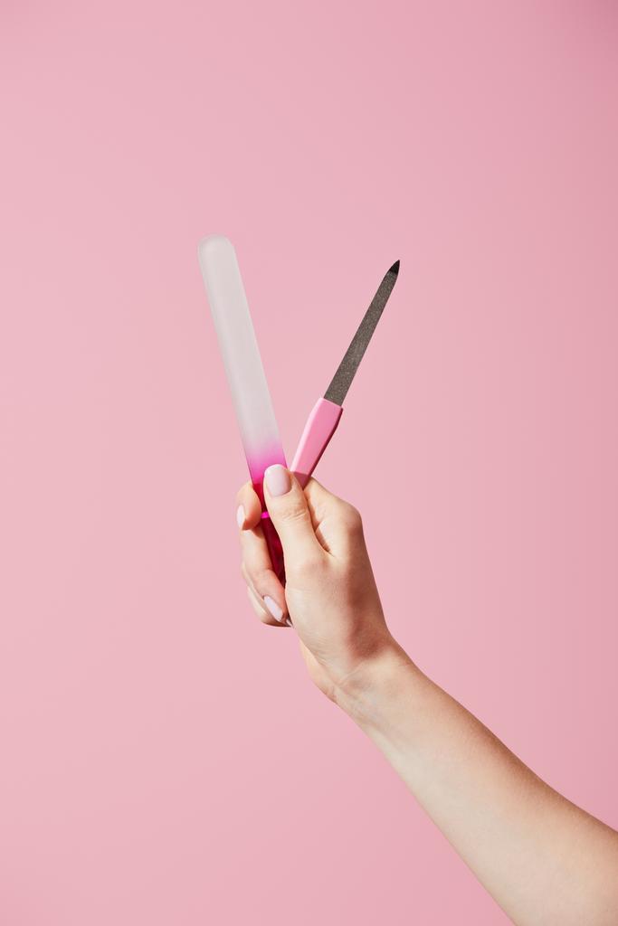 Vista cortada da mulher segurando arquivos de unhas isoladas em rosa
 - Foto, Imagem
