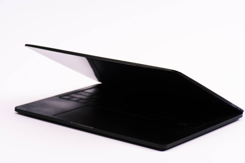 černý a moderní notebook izolovaný na bílém  - Fotografie, Obrázek