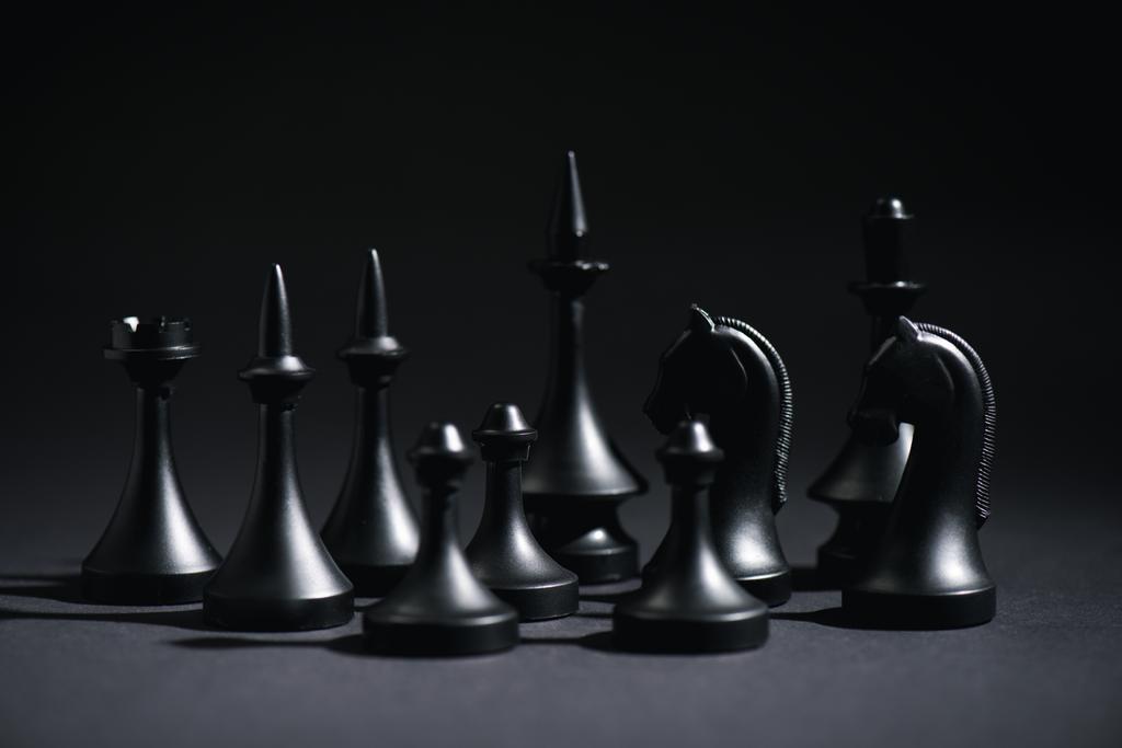 selectieve focus van schaakfiguren op zwart - Foto, afbeelding