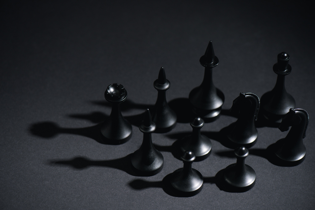 επιλεκτική εστίαση σκακιστικών φιγούρων σε μαύρο με αντιγραφικό χώρο - Φωτογραφία, εικόνα