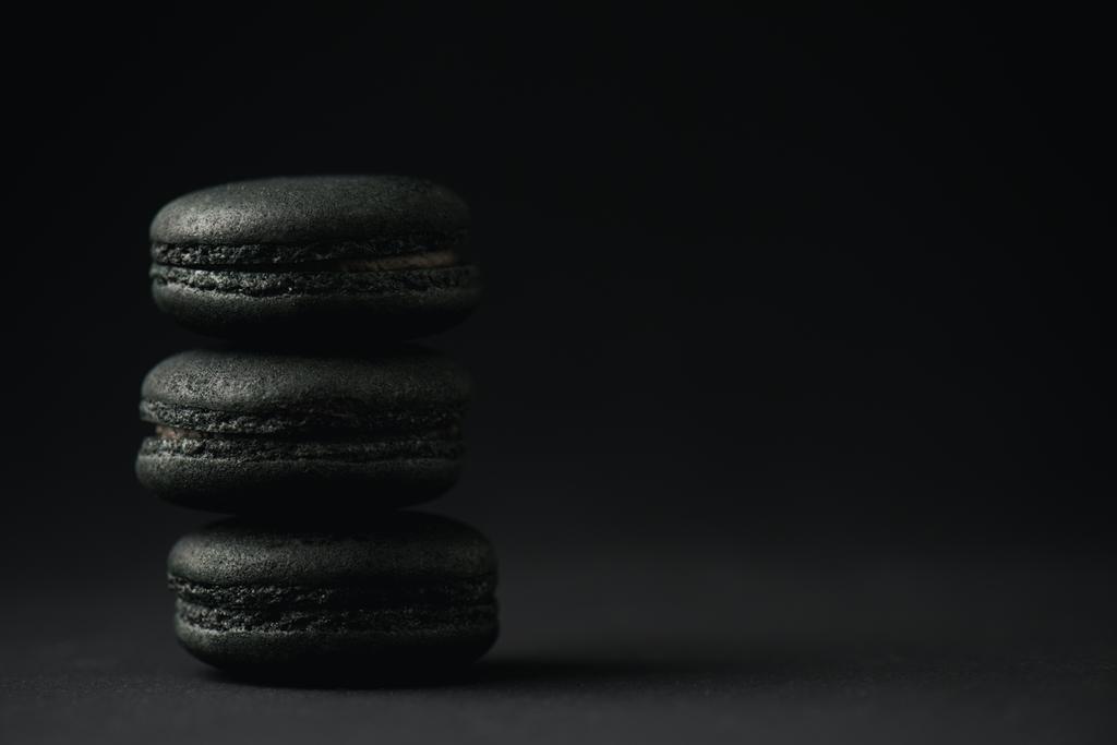 lahodné a tmavé macaronů na černé s kopírovacím prostorem  - Fotografie, Obrázek
