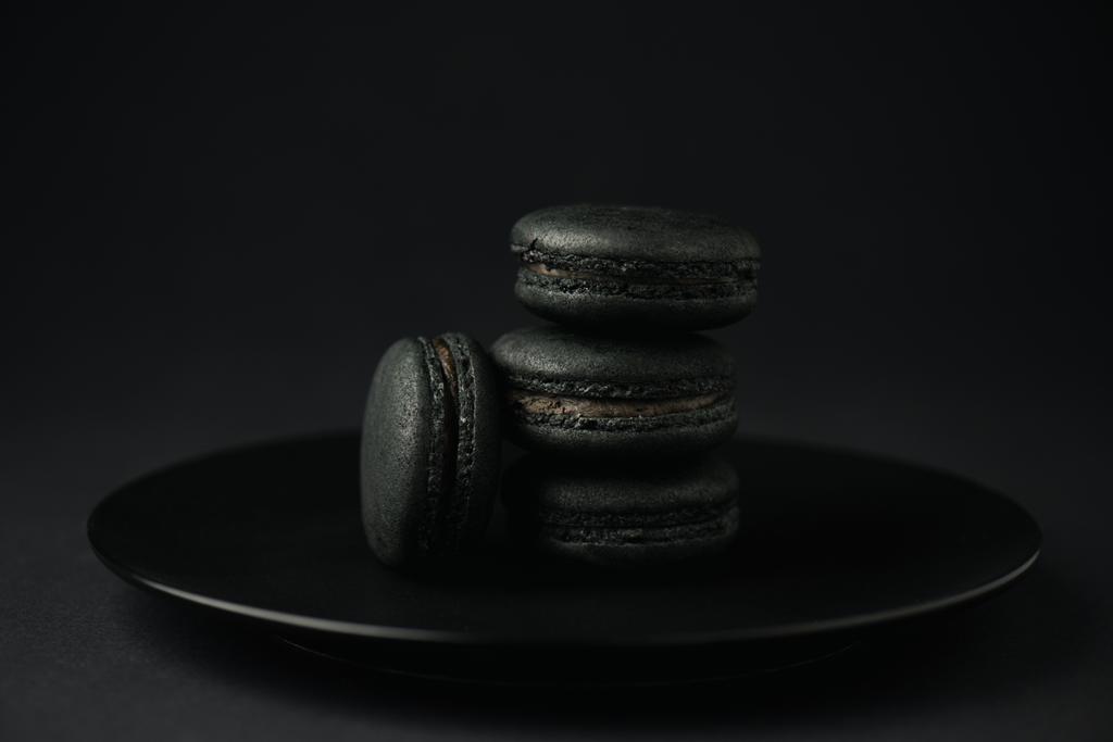 пластина с темными макаронами на черном с копировальным пространством
 - Фото, изображение