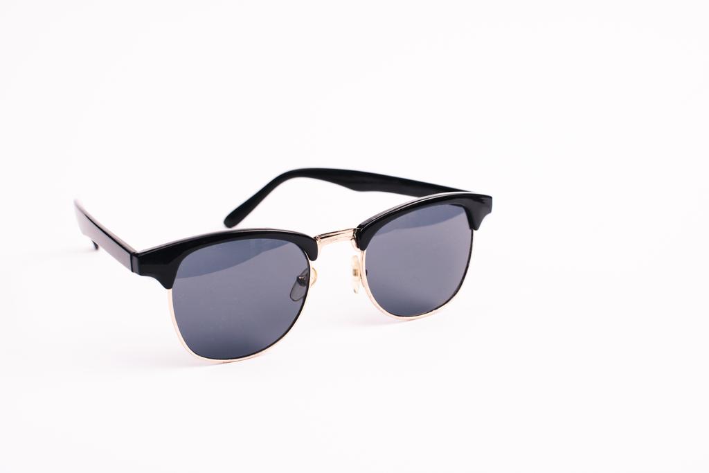 occhiali da sole alla moda isolati su bianco con spazio copia
 - Foto, immagini