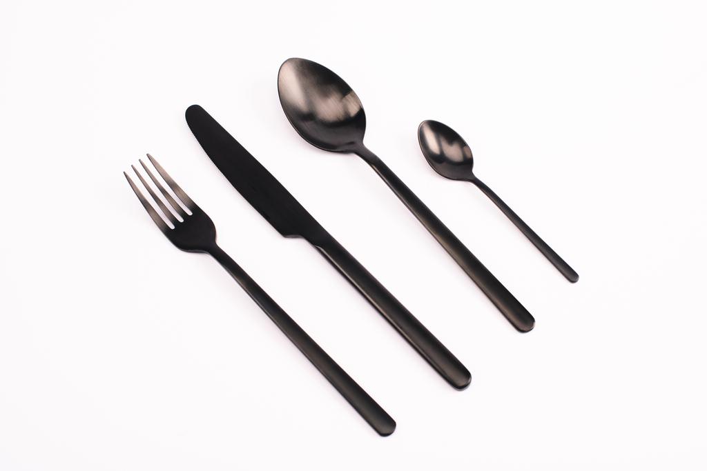 vista superior de tenedor, cuchillo y cucharas aisladas en blanco
  - Foto, imagen