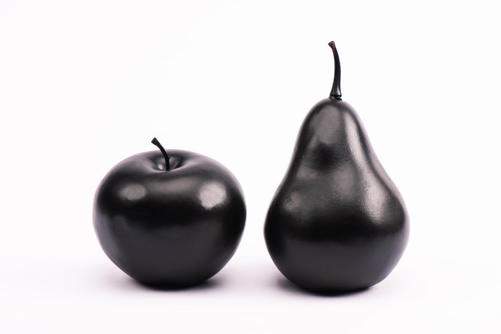 черная груша и яблоко на белом с копировальным местом
  - Фото, изображение