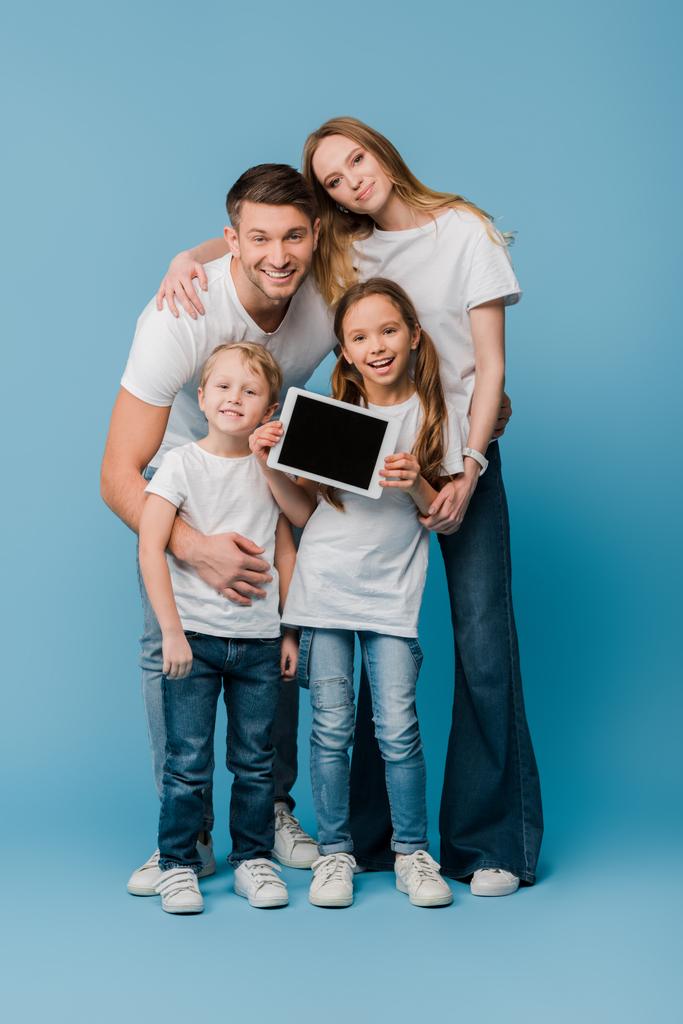 boldog család bemutató digitális tabletta üres képernyő kék - Fotó, kép