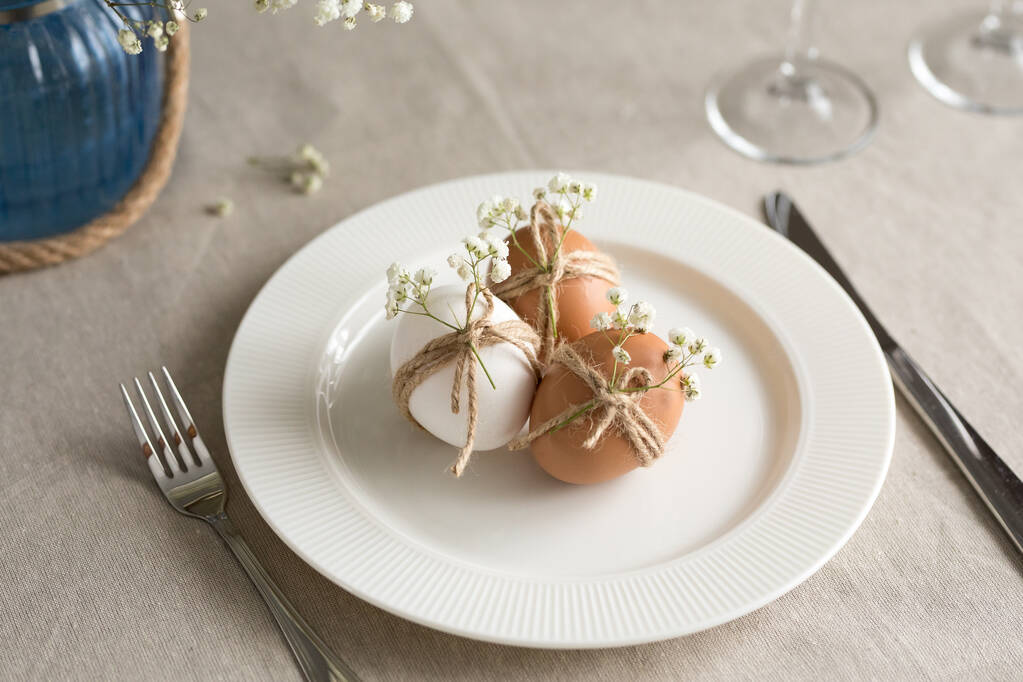 Mutlu Paskalyalar! Paskalya masasının dekorasyonu ve servis edilmesi için beyaz gypthe ve beyaz tabaklar. - Fotoğraf, Görsel