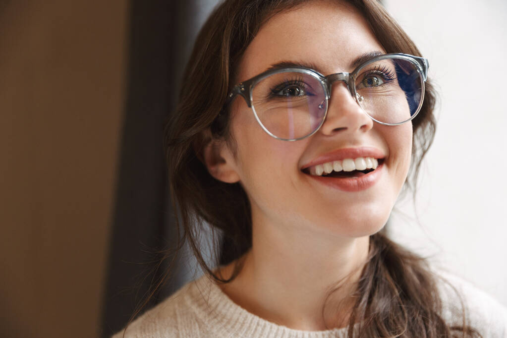 Image de jeune belle femme caucasienne portant des lunettes souriant tout en se reposant dans un café
 - Photo, image