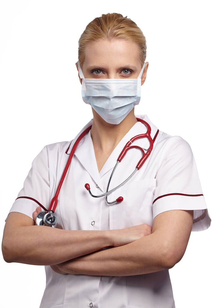 Ärztin mit medizinischer Anti-Virus-Maske. isoliertes Studioporträt. - Foto, Bild