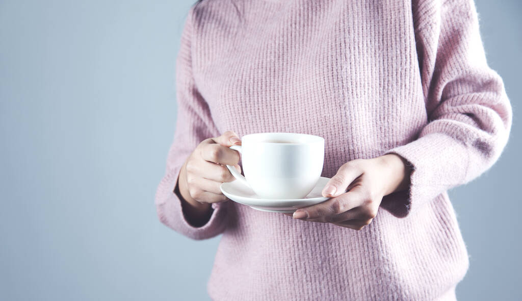 donna mano che tiene una tazza di tè o caffè
 - Foto, immagini