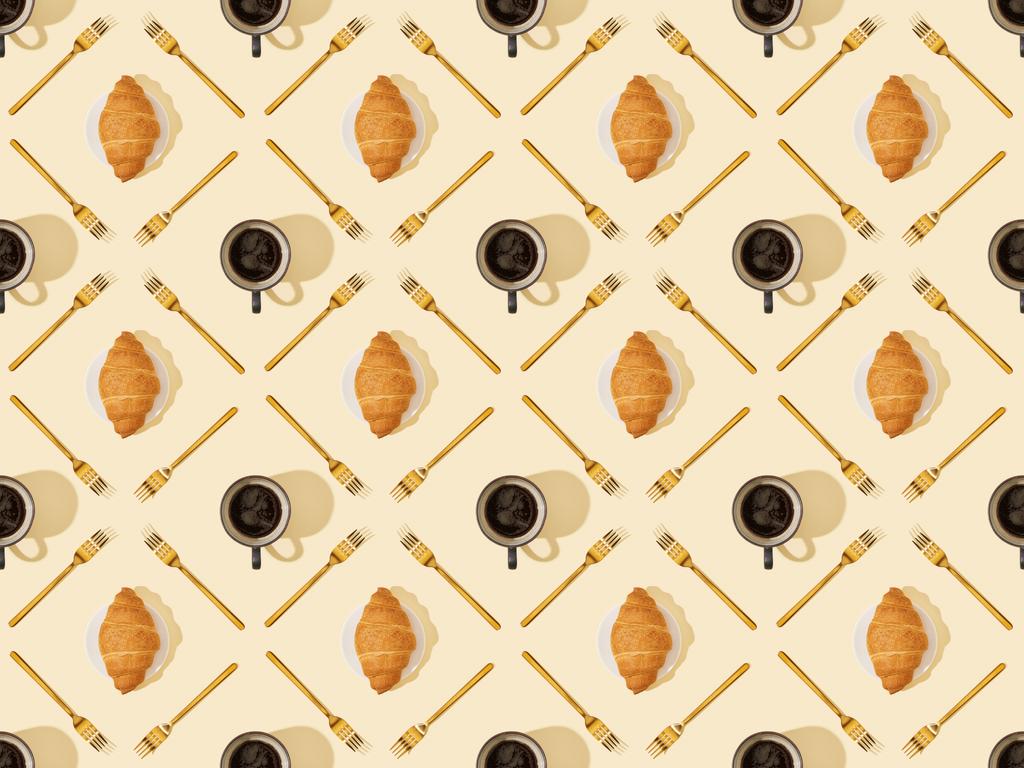 πάνω όψη των χρυσών πιρουνιών, κρουασάν και καφέ σε μπεζ, αδιάλειπτη μοτίβο φόντου - Φωτογραφία, εικόνα