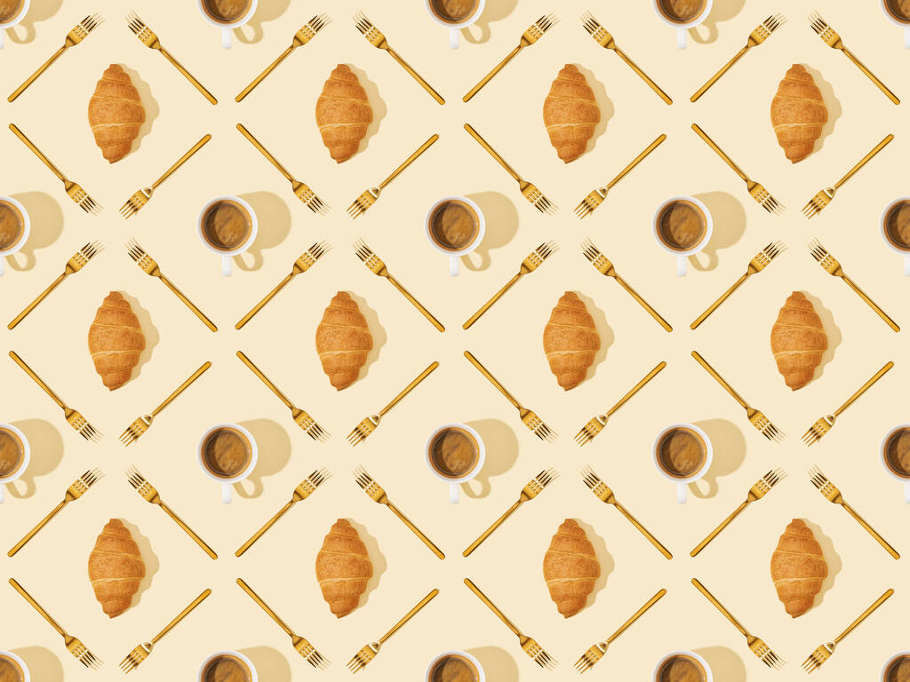 вид зверху на золоті виделки, круасани та каву на бежевому, безшовному фоновому візерунку
 - Фото, зображення