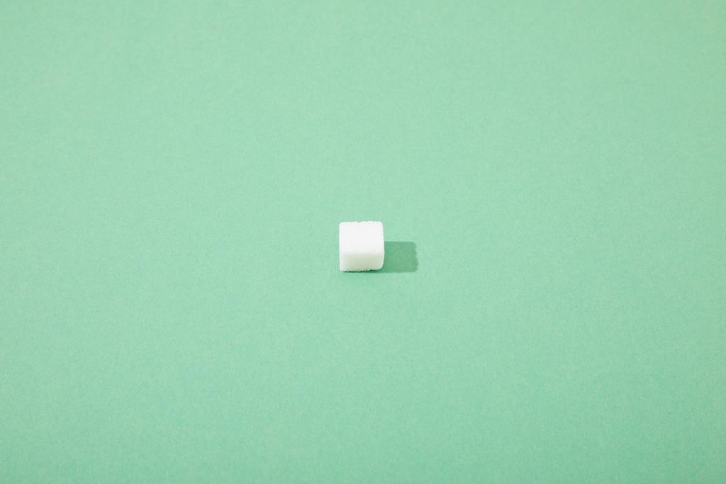 terrón de azúcar en el fondo verde con espacio de copia
 - Foto, Imagen