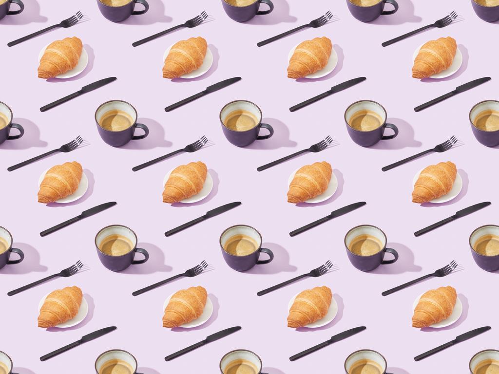 mustat haarukat ja veitset, croissantit ja kahvi violetilla, saumattomalla pohjalla
 - Valokuva, kuva