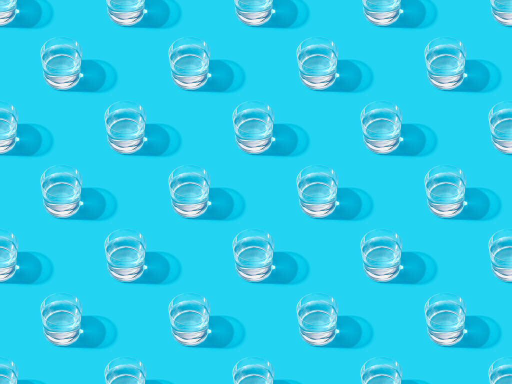glazen water op blauwe, naadloze achtergrond patroon - Foto, afbeelding