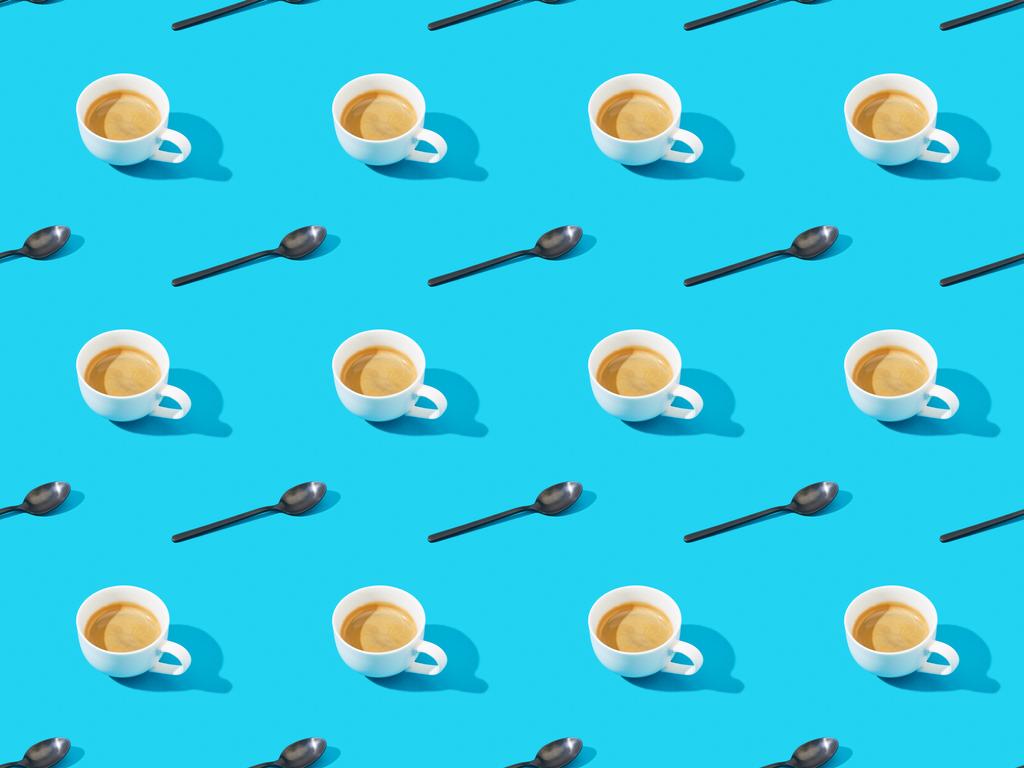 šálky čerstvé kávy a lžiček na modrém, bezproblémové pozadí vzor - Fotografie, Obrázek