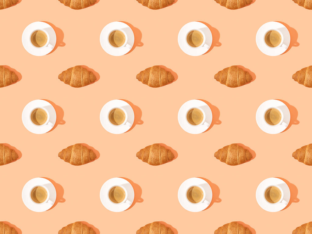 vista superior de croissants frescos en platos y café en naranja, patrón de fondo sin costuras
 - Foto, imagen