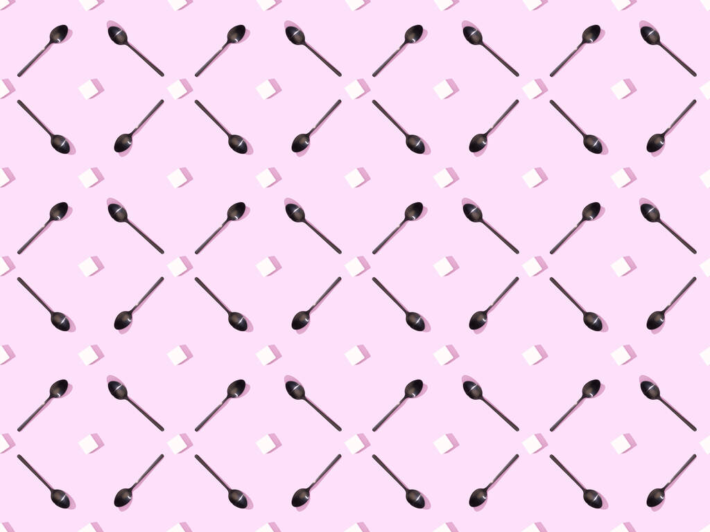 vista superior de terrón de azúcar con cucharas negras en violeta, patrón de fondo sin costuras
 - Foto, Imagen