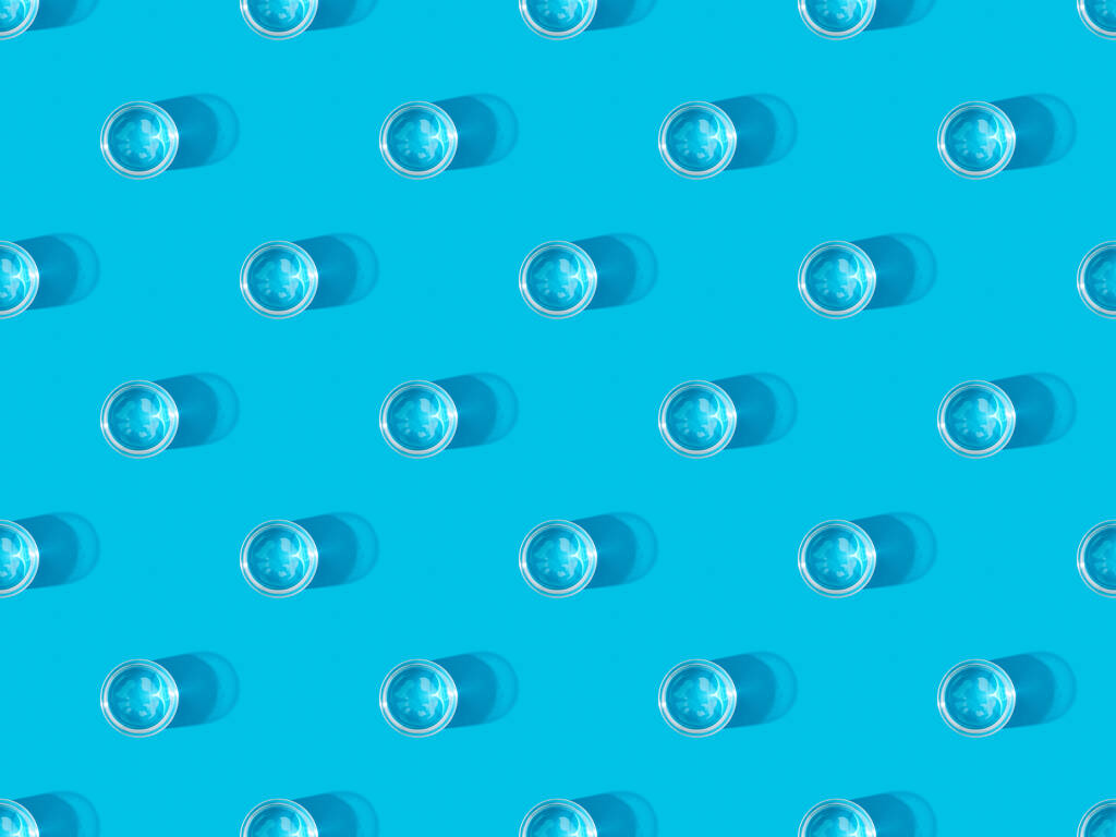 vrchní pohled na sklenice vody na modrém, hladkém pozadí vzor - Fotografie, Obrázek