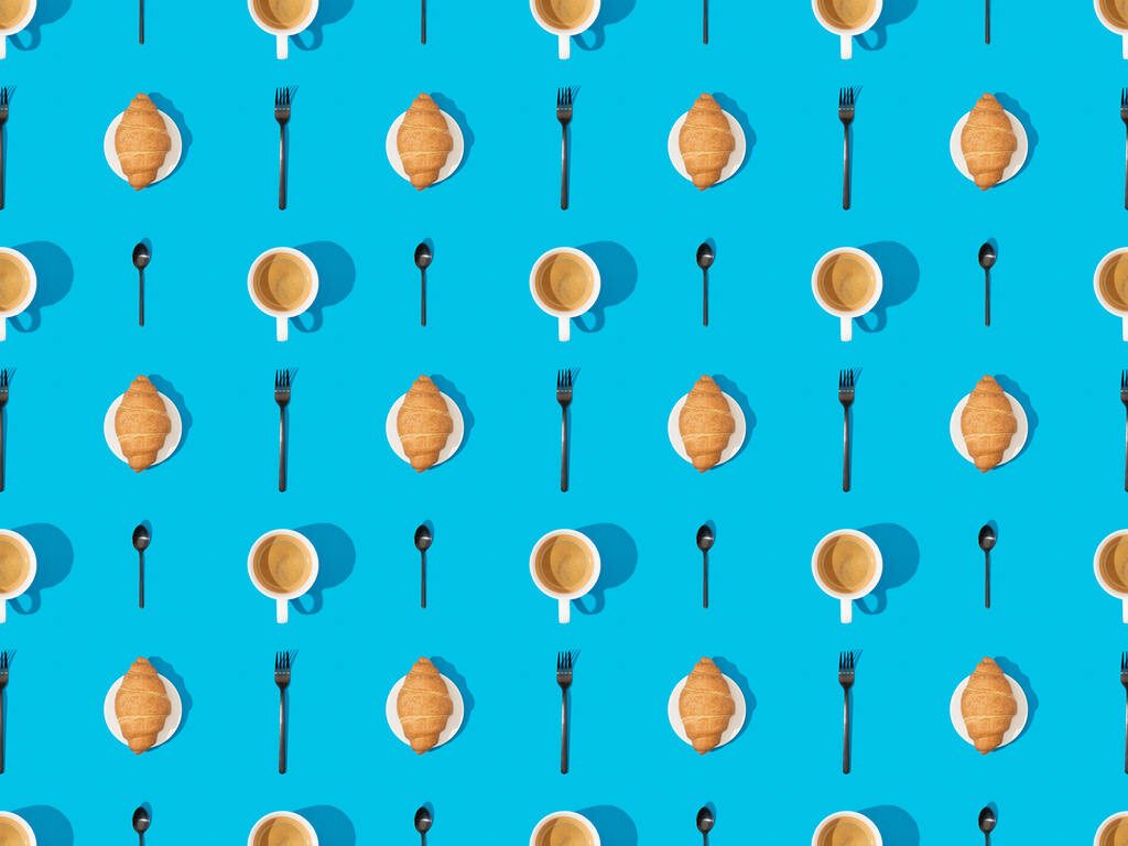 κορυφαία άποψη των μαχαιροπίρουνων, κρουασάν σε πιάτα και καφέ σε μπλε, αδιάλειπτη μοτίβο φόντου - Φωτογραφία, εικόνα