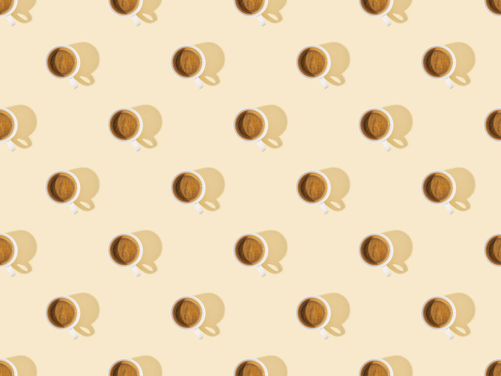 bovenaanzicht van kopjes verse koffie op beige, naadloze achtergrond patroon - Foto, afbeelding