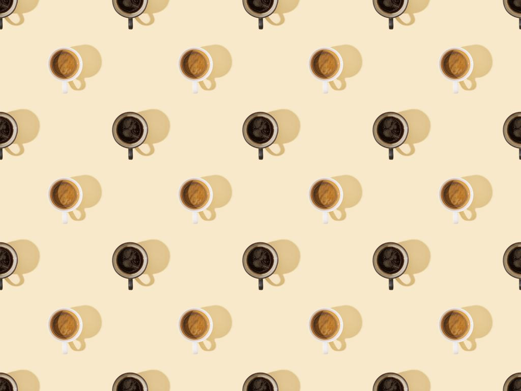 vista superior de tazas de café fresco en color beige, patrón de fondo sin costuras
 - Foto, Imagen
