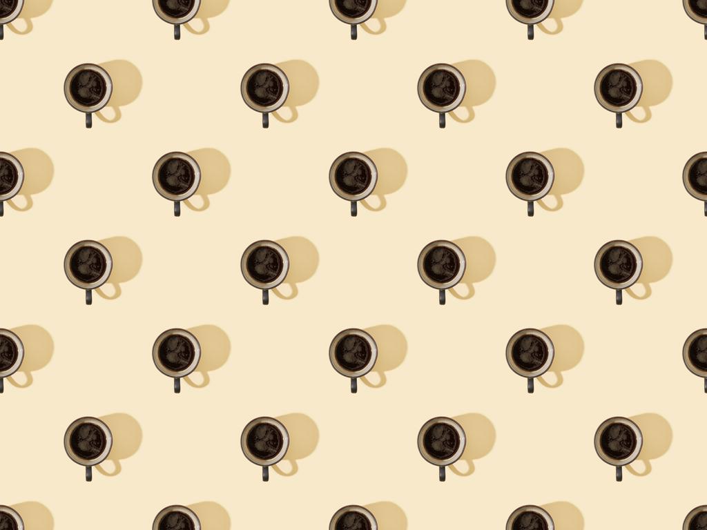 vista superior de xícaras de café fresco em bege, padrão de fundo sem costura
 - Foto, Imagem