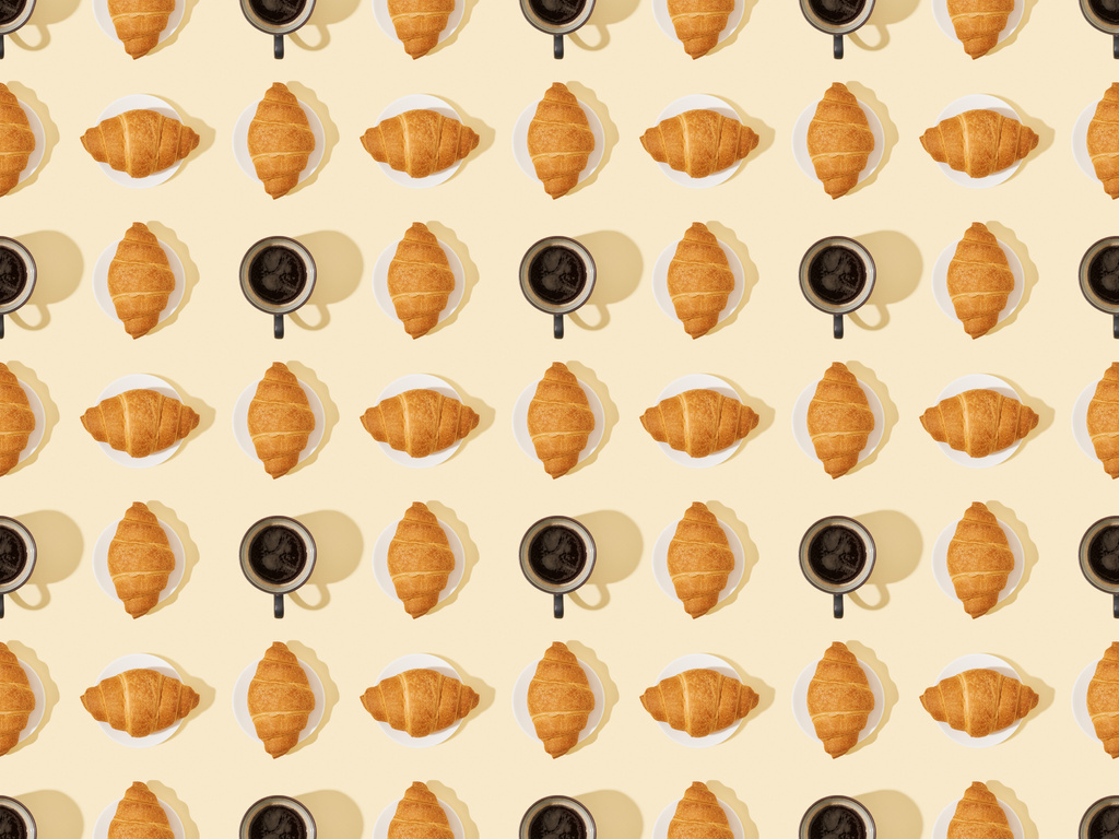 vista superior de croissants y café en color beige, patrón de fondo sin costuras
 - Foto, Imagen